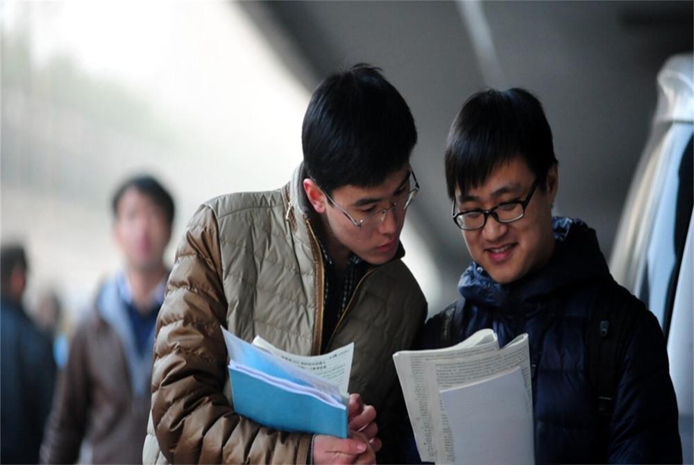 连续性电子期刊与传统期刊：出版形式与内容深度的对比
