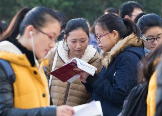 公证员职称评定全攻略:条件要求、著作出版与论文发表投稿快速办理通道