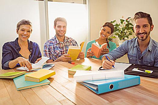 文学专业学术期刊杂志精选与论文发表投稿攻